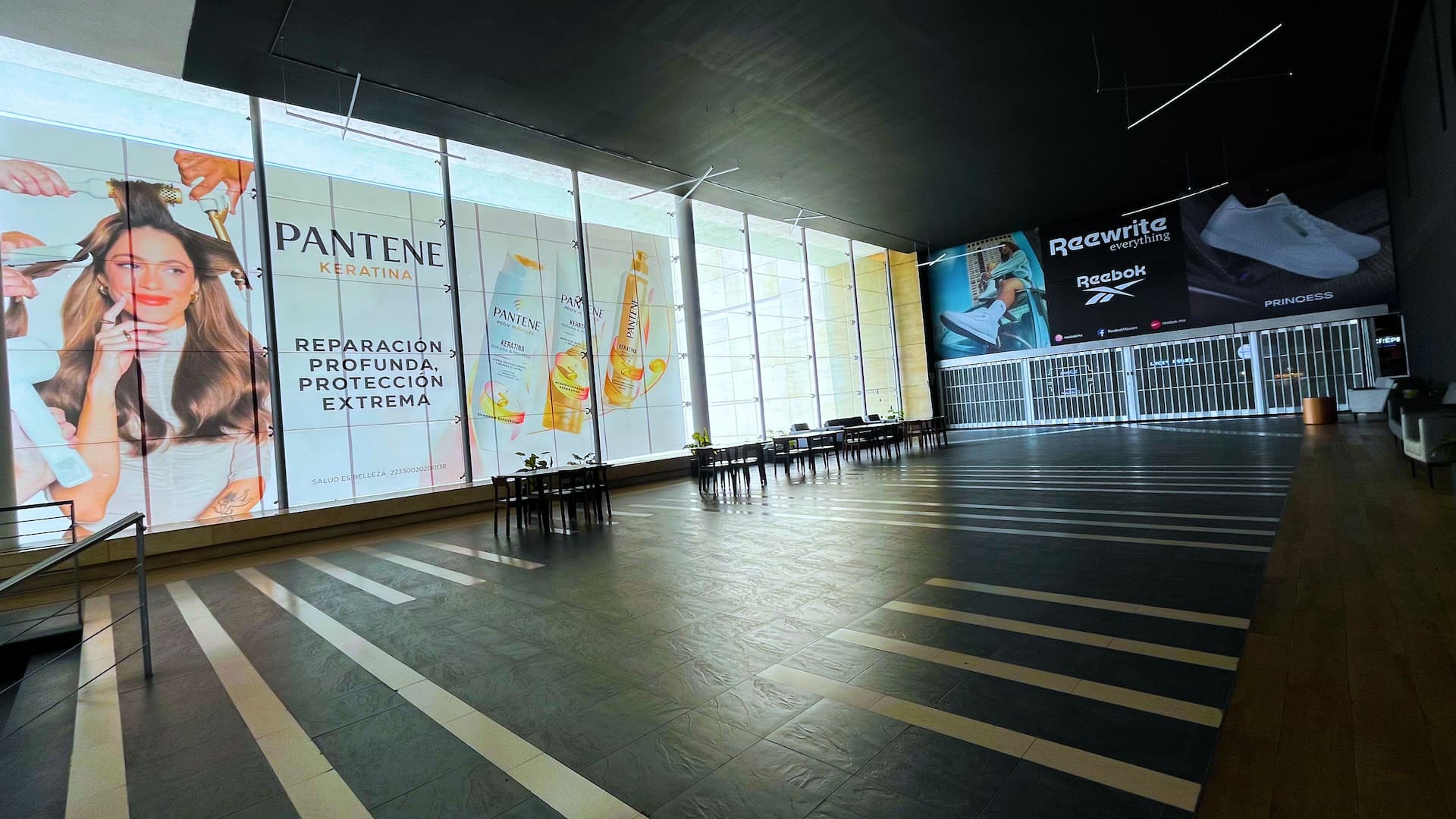 publicidad en centro comercial antara